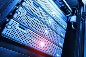 Dónde alojar la web de una empresa: qué conviene revisar antes de elegir hosting