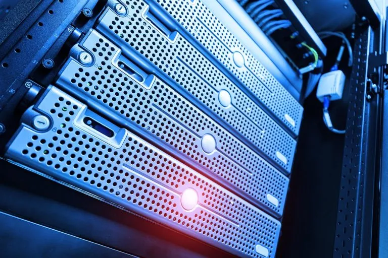 Dónde alojar la web de una empresa: qué conviene revisar antes de elegir hosting